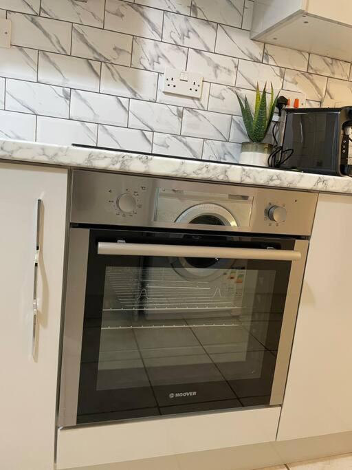 Modern 1 Bed Apartment In The City Centre Of Derby Bagian luar foto