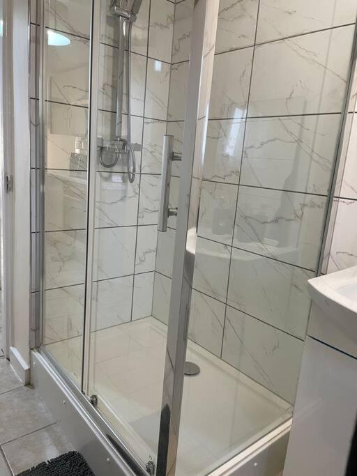 Modern 1 Bed Apartment In The City Centre Of Derby Bagian luar foto